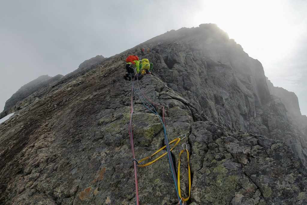 Store Austanbottstind har eksponerte partier, som mange ønsker å sikre - særlig om det er vått og glatt i fjellet.