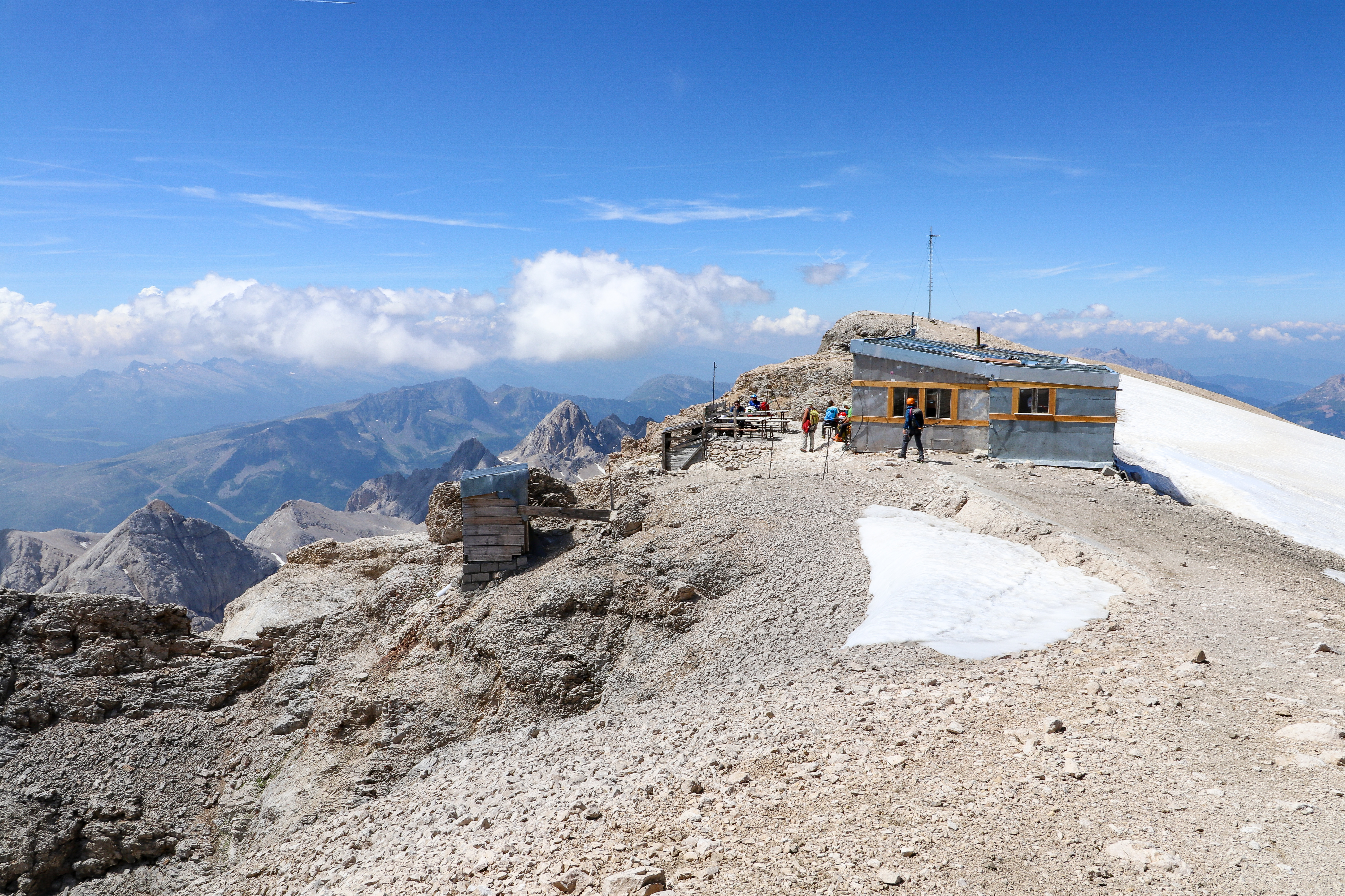 Den betjente turisthytten Capanna Penia på toppen av Marmolada og Punta Penia (3.343 moh).