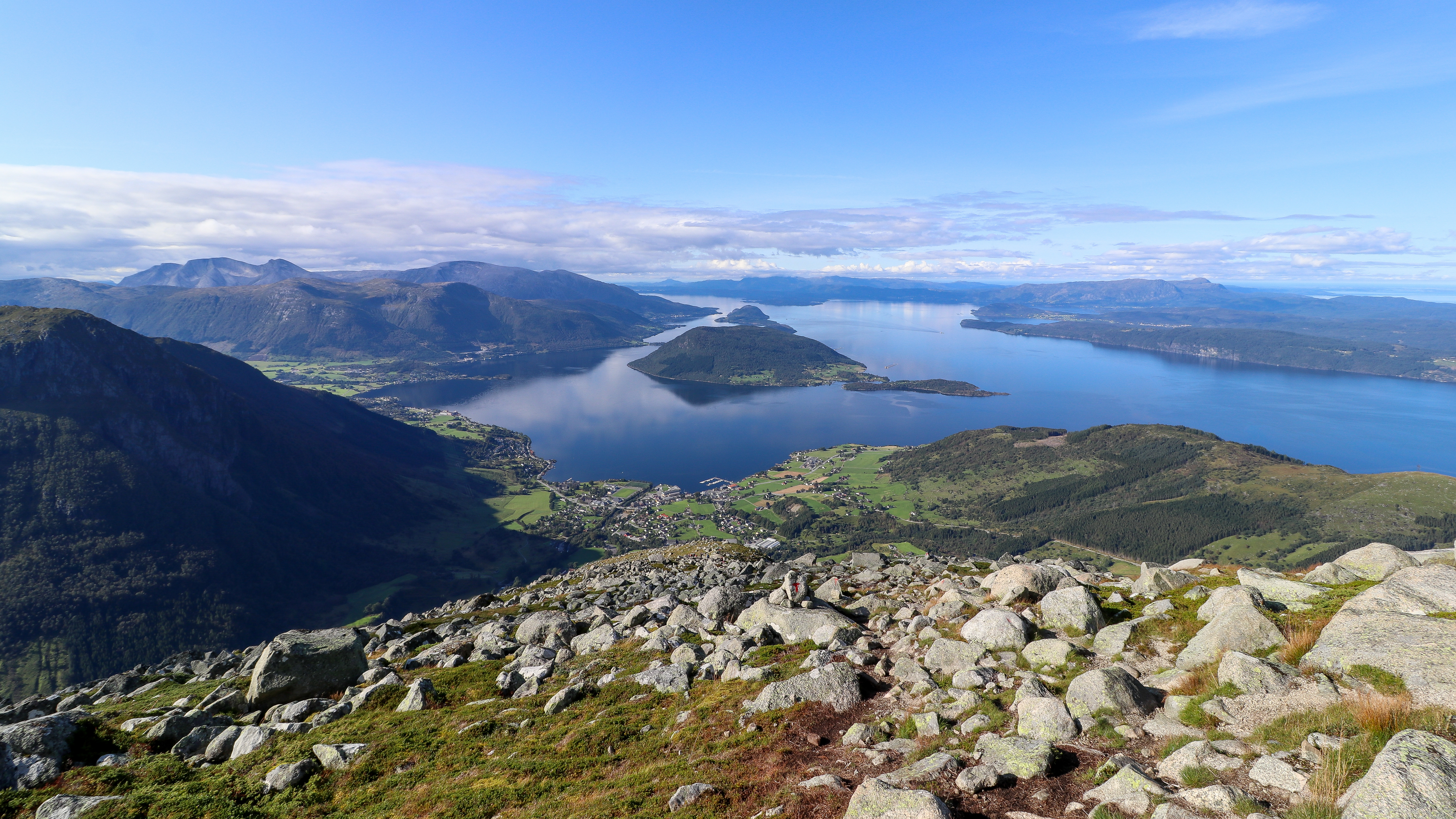 Utsikt fra ryggen opp mot Melderskin mot Rosendal og Hardangerfjorden.