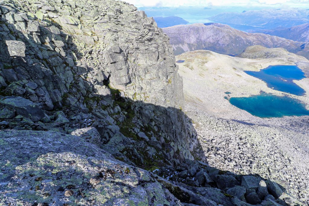 Høyrerenna ned til ryggen mellom Melderskin og Omnatind (1.360 moh) er bratt men mulig å klyve ned.