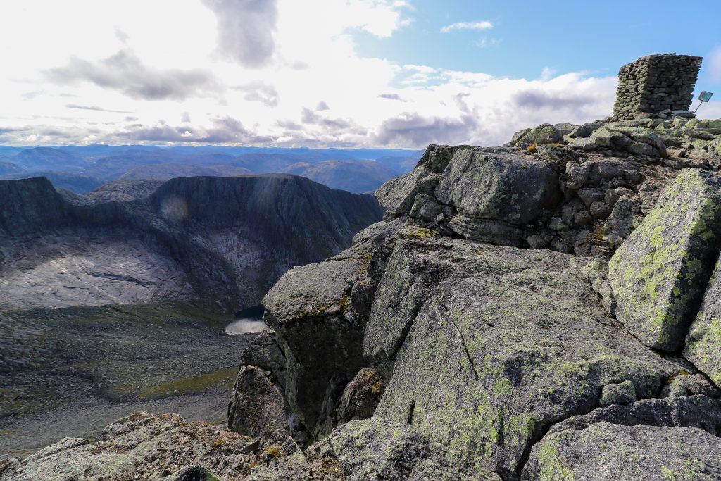 Toppvarden på Melderskin (1.426 moh) med Laurdalstind i bakgrunnen.