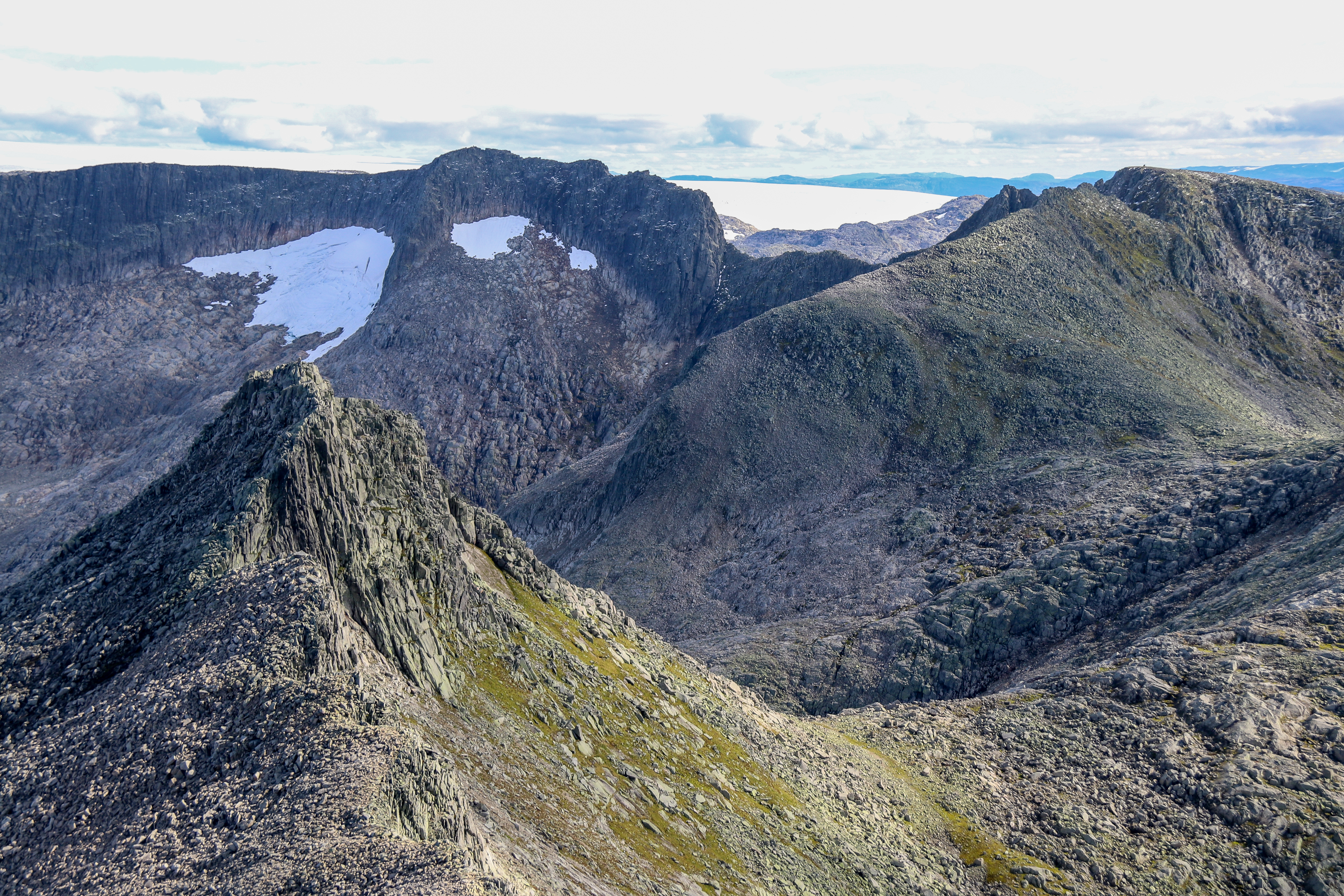 Omnatind (1.360 moh), Bjørndalstindane (1.426 moh), Bjørndalstraversen og Juklavasskruna (1.431 moh) sett fra Melderskin.