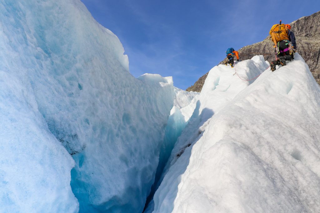En hel del klyving og isklatring må til om en beveger seg inn i den mest oppsprukkne delen av Nigardsbreen.