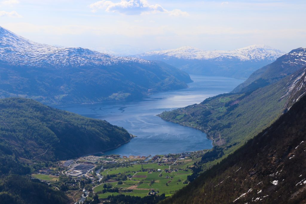Flott utsikt ned mot Loen og Norfjord under oppstingningen til Skåla.