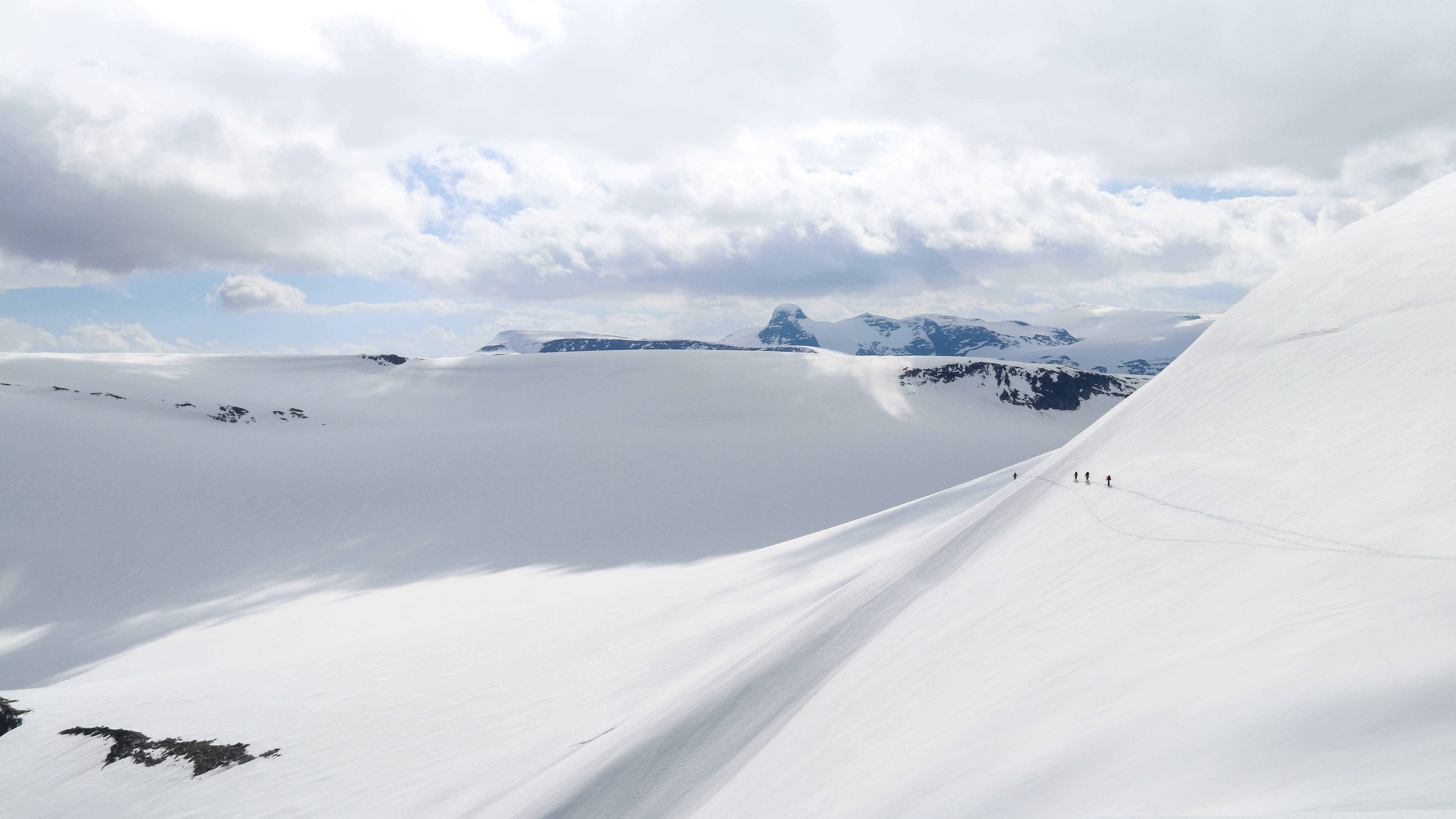 På vei ned Tungefjellet (1.802 moh) over Tindefjellbreen.
