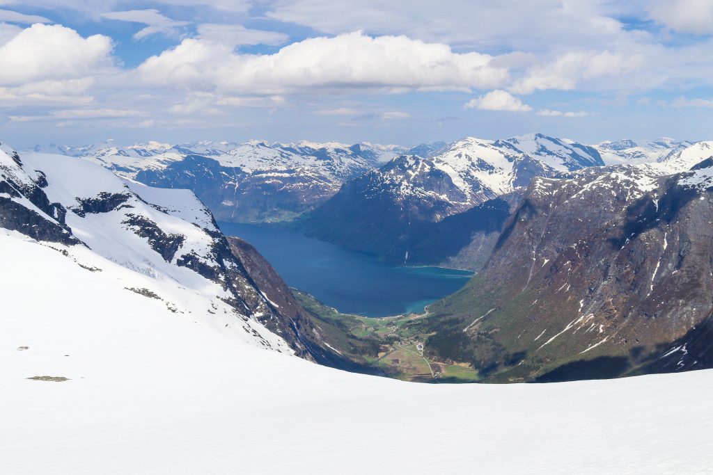 Utsikt fra Tindefjellbreen ned mot Erdalen og Oppstrynsvatnet.