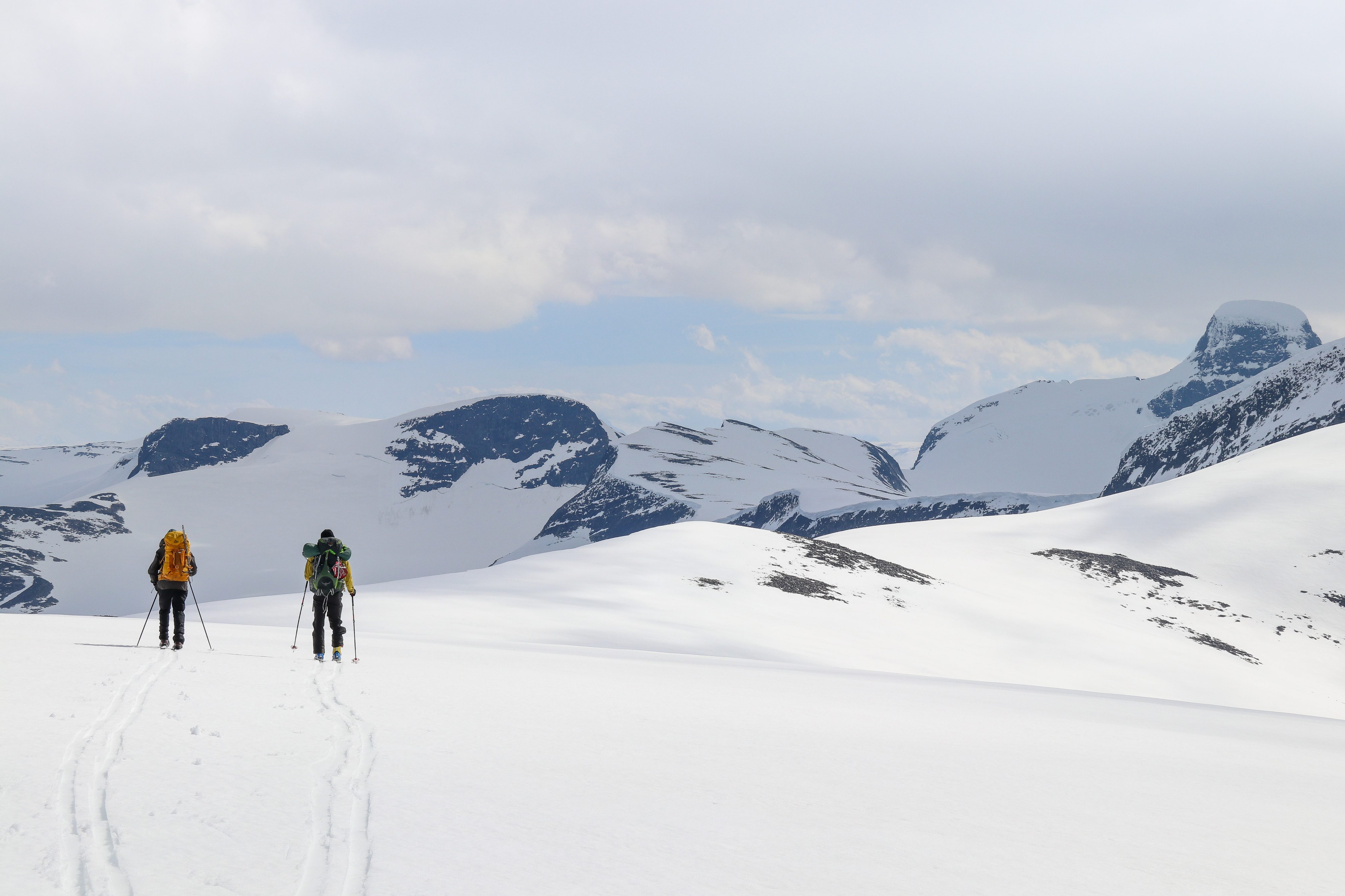 Over Tomefjellet mot Skålefjellet og Lodalskåpa.