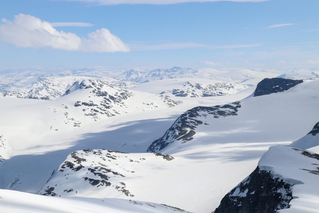 Erdalsbreen sett fra Skålefjellet (1.905 moh).