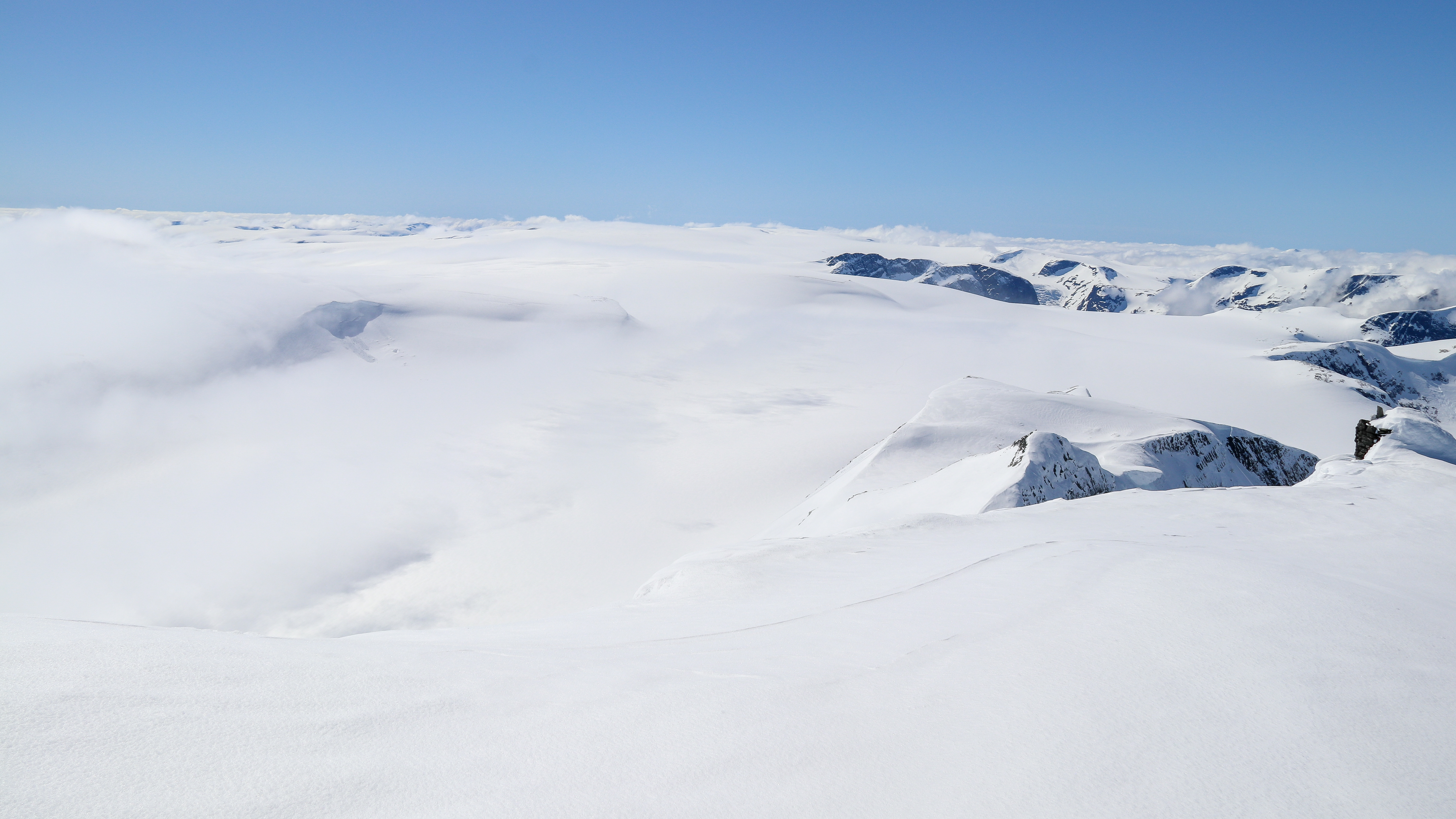 Utsikten fra toppen av Lodalskåpa sør over Jostedalsbreen er et imponerende skue.