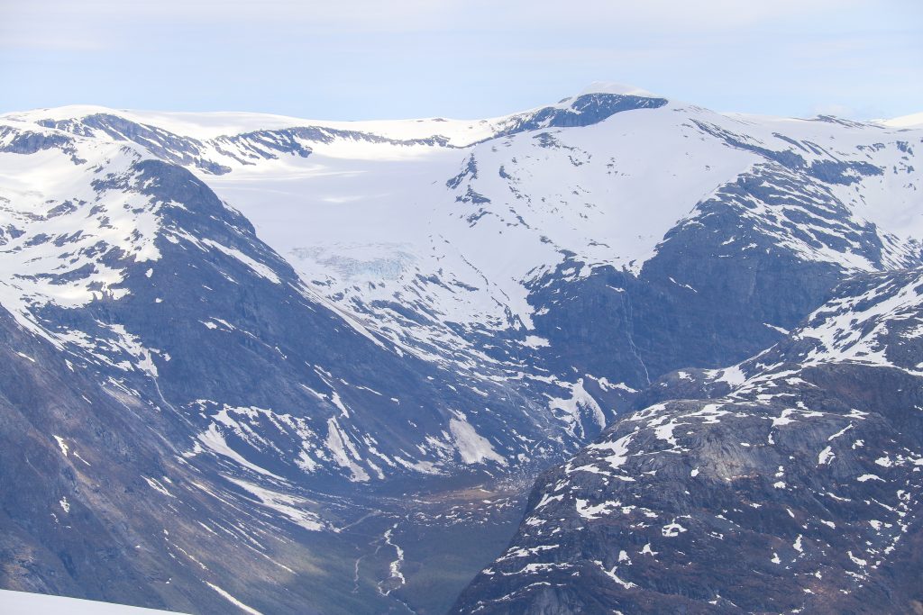 Bødalssætra med Skålebreen og Skålefjellet sett fra Ramnefjellet.