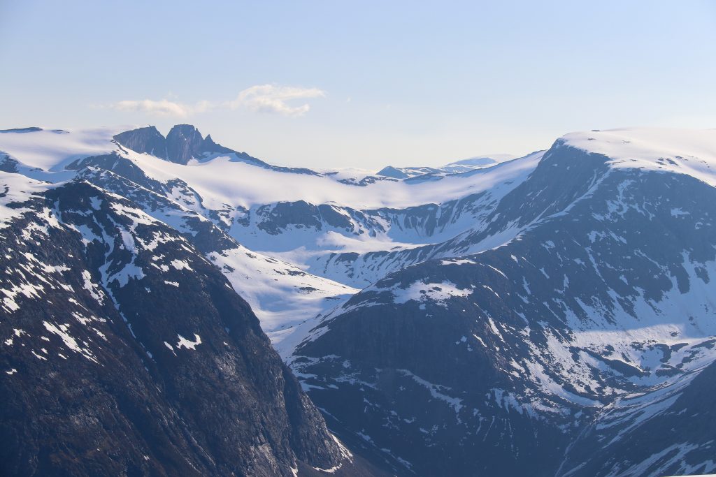 Fjellryggen mellom Tindefjella og Bings Brekuppel (1.890 moh).