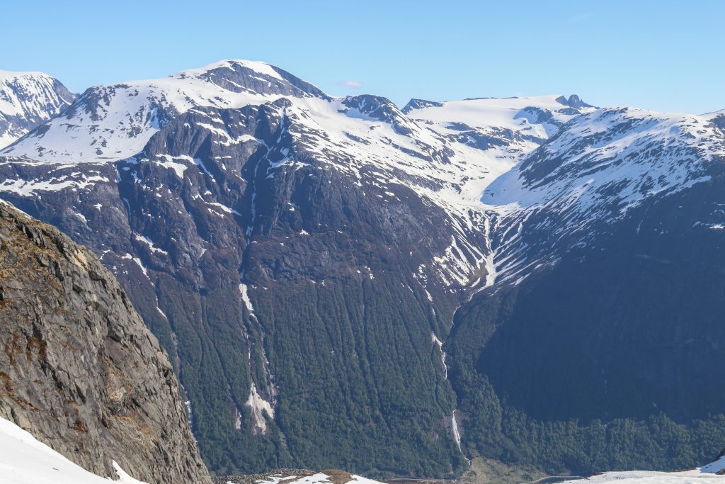 Stryneskåla og Skålabreen med Skålebu og Skålatårnet.