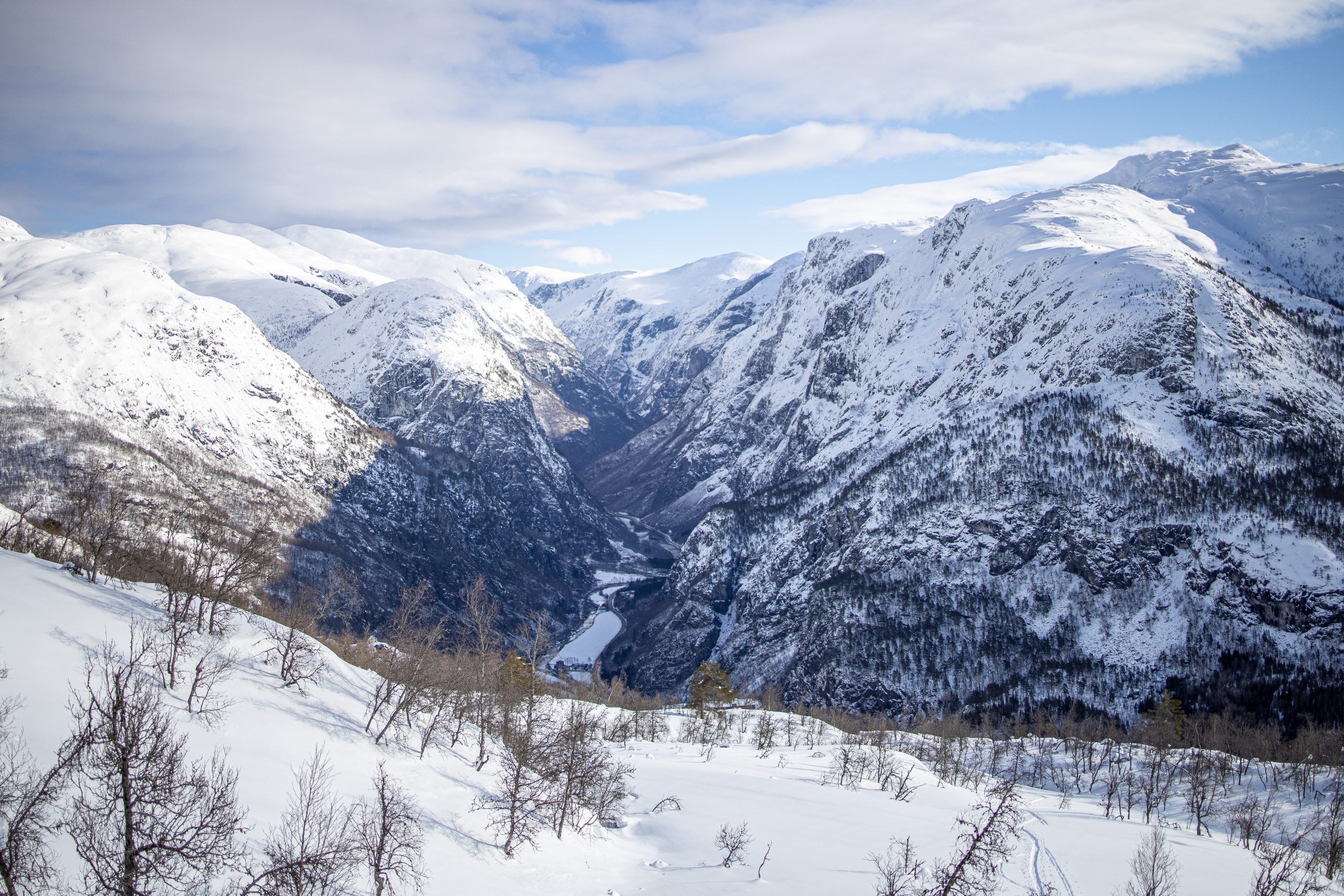 På vei opp mot Brekkenipa, som markerer skillet mellom runde Vossefjell og stupbratte Aurlandsfjell.