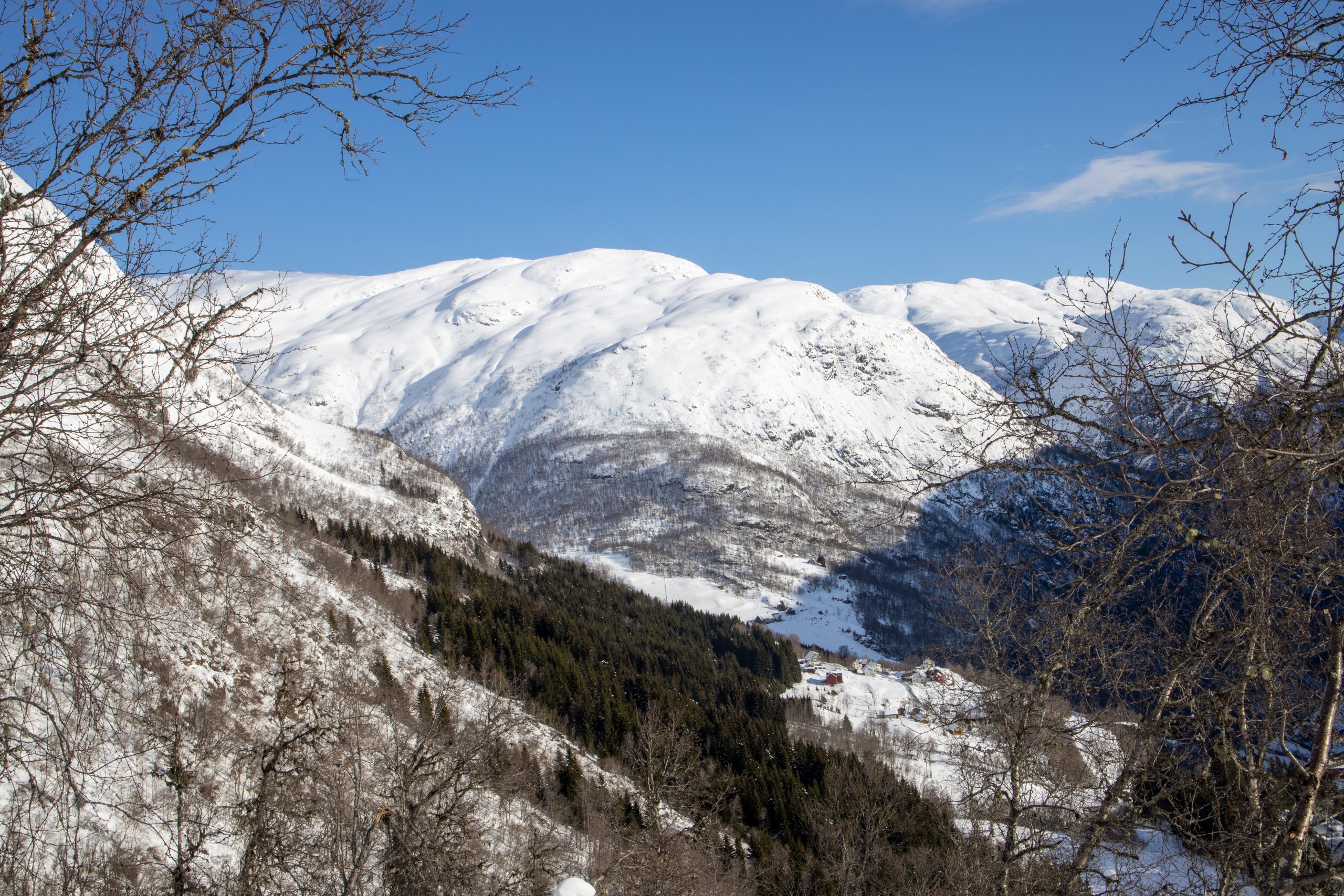 Utsikt mot Sivlesnipa på vei opp fra Stalheim mot Brekkenipa.