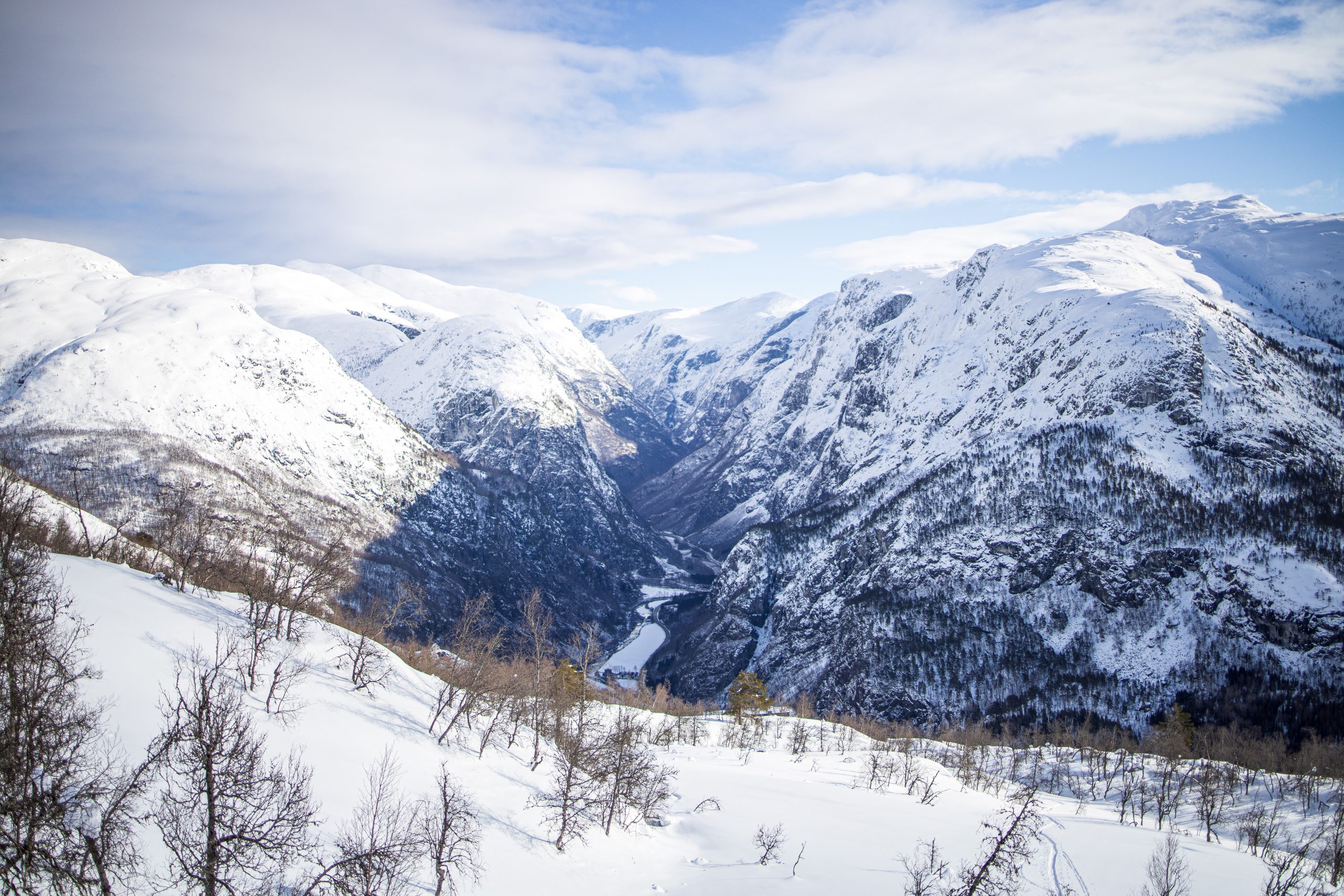 På vei opp mot Brekkenipa har en utsikt inn i den spektakulære Nærøydalen.