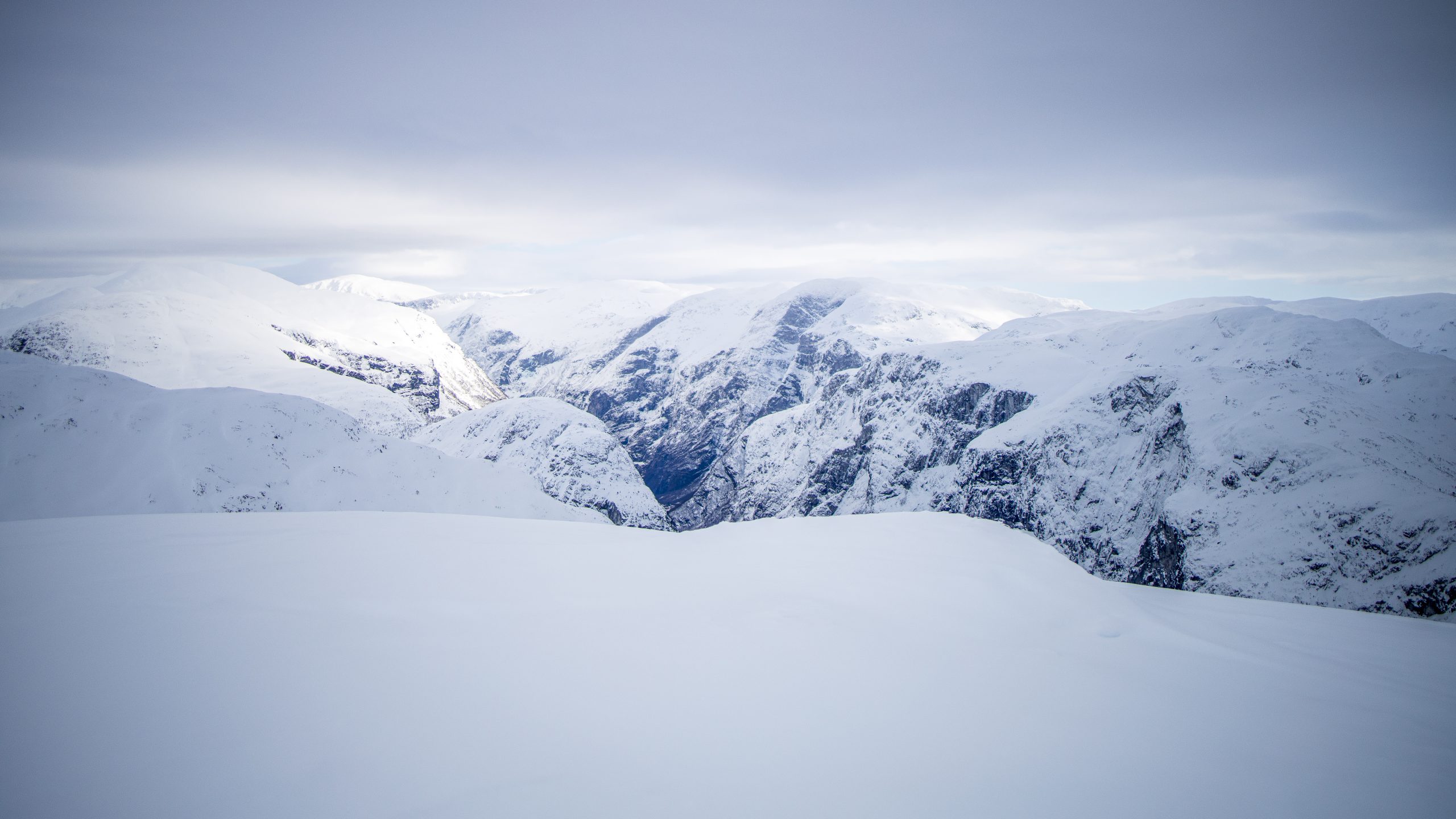 Topp på topp omkranser den dype Nærøydalen, her sett fra Brekkenipa.