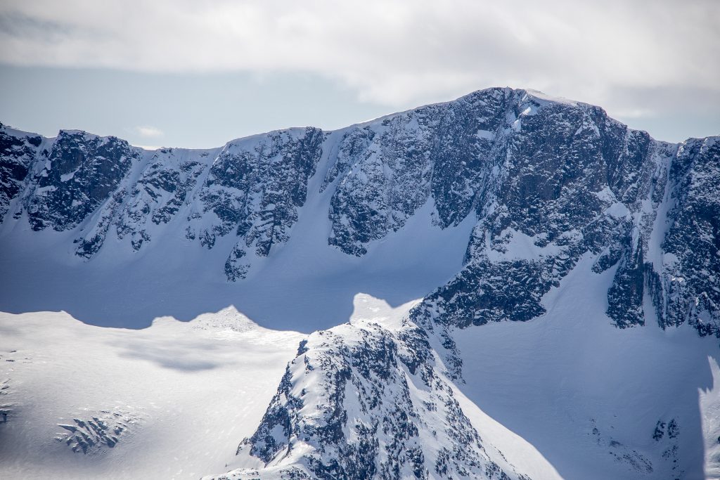 Vestre Kalvehøgde (2.208 moh) og Leirungsbrean sett fra Høgdebrotet.
