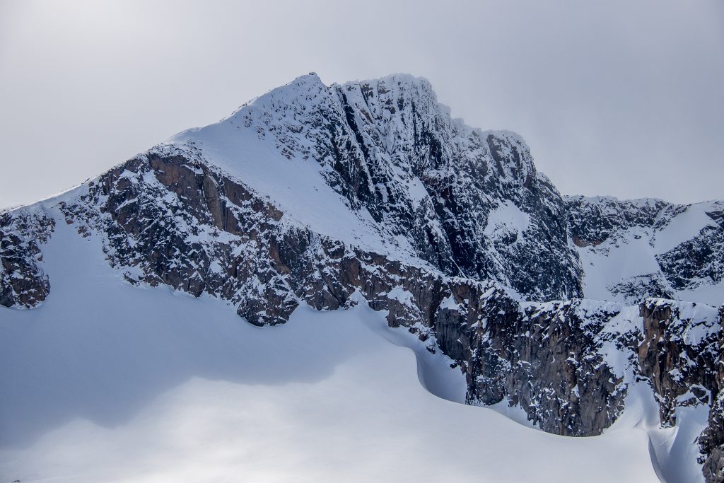 Fra Høgdebrotet kan en fortsette turen mot Steinflytinden og Tjønnholstinden (2.331 moh).