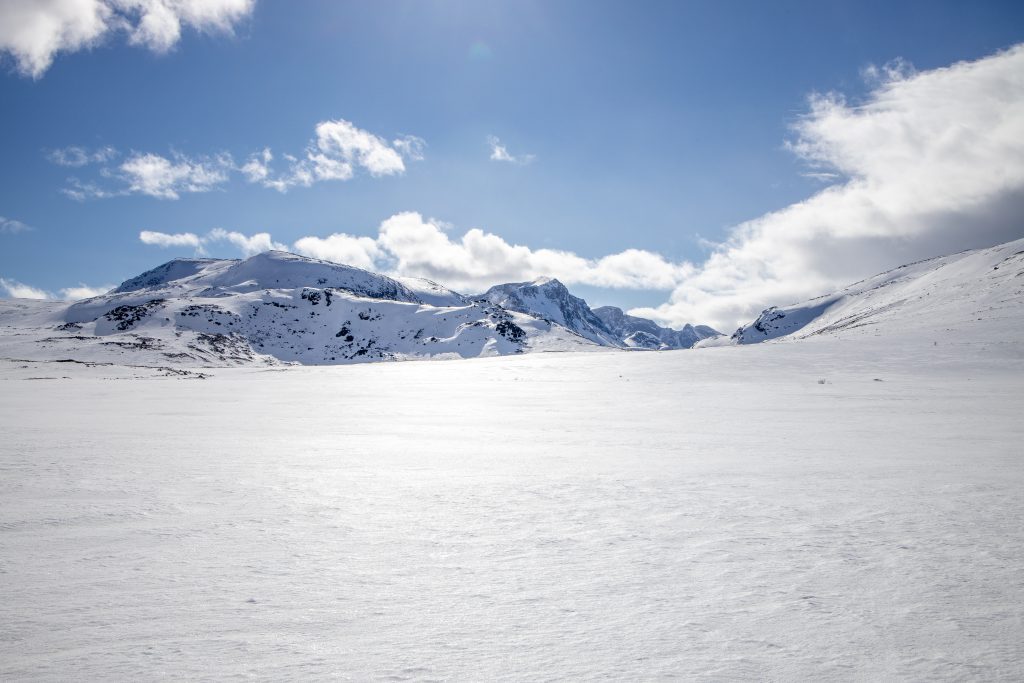 Utsikt inn mot Leirungsdalen omgitt av Rasletinden, Munken og Kalvehøgdetindene.