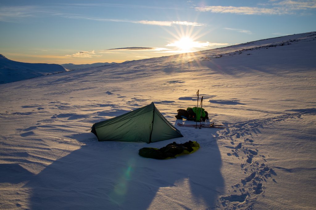 Solen er i ferd med å gå ned i Jotunheimen.