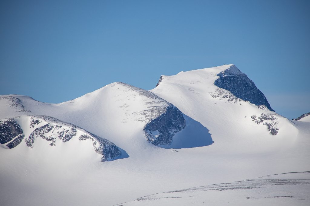 Konkurrenten Galdhøpiggen (2.469 moh) tar seg godt ut fra Glittertinden (2.457 moh).