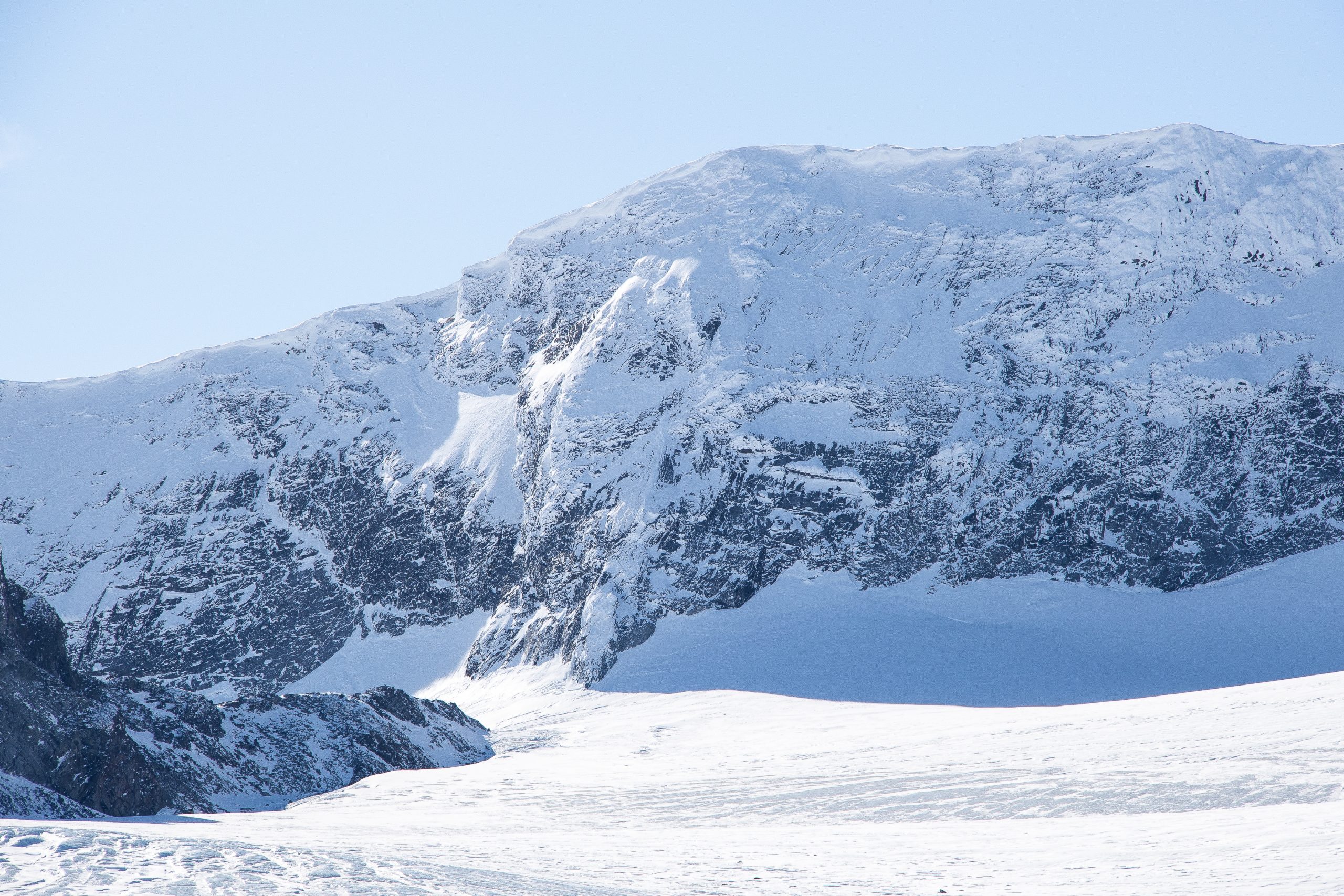 Glittertinden (2.457 moh) med sine nordvendte stup ned mot Grotbrean.