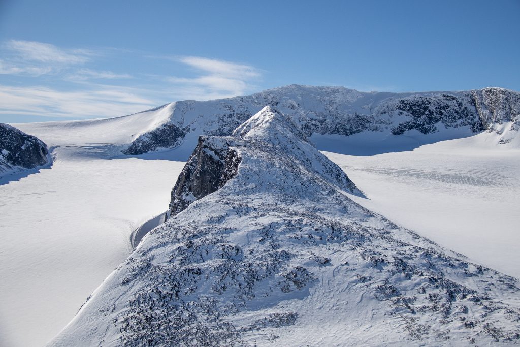 Trollsteineggje (2.300 moh) omgitt av Grotbrean og Glittertinden bak.