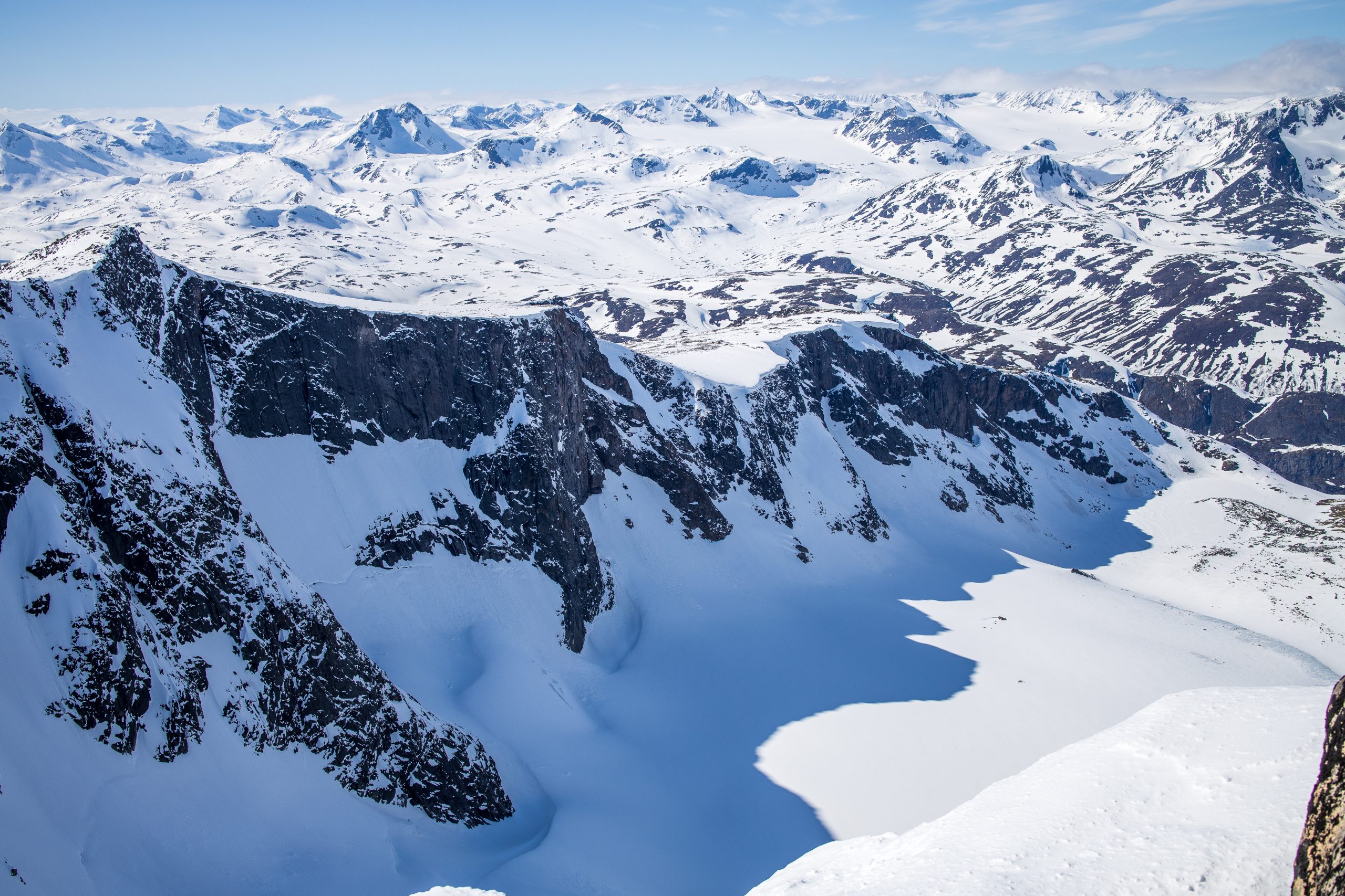 Nørdre Tjønholet med nordvestryggen til Tjønholdstinden. Er prakfull utsikt over Jotunheimen bak.