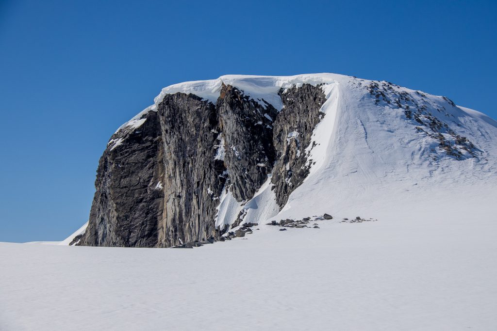 Heksete (2.103 moh) sin dramatiske østvegg med sine store skavler.