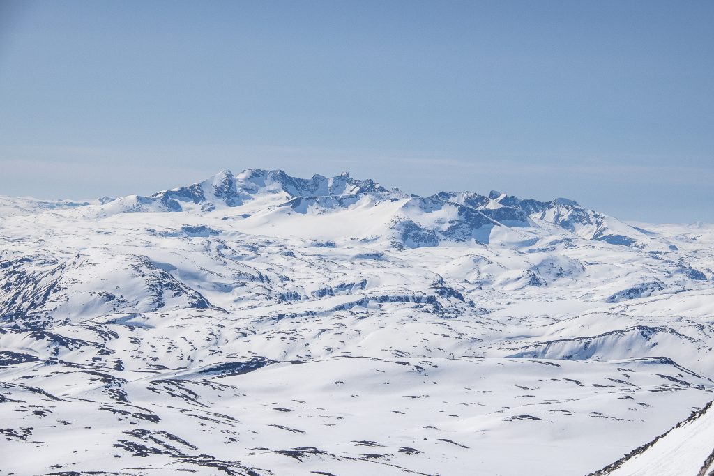 Utsikt fra Midtre Hestbreapiggen mot Hurrungane og Sognefjellet.