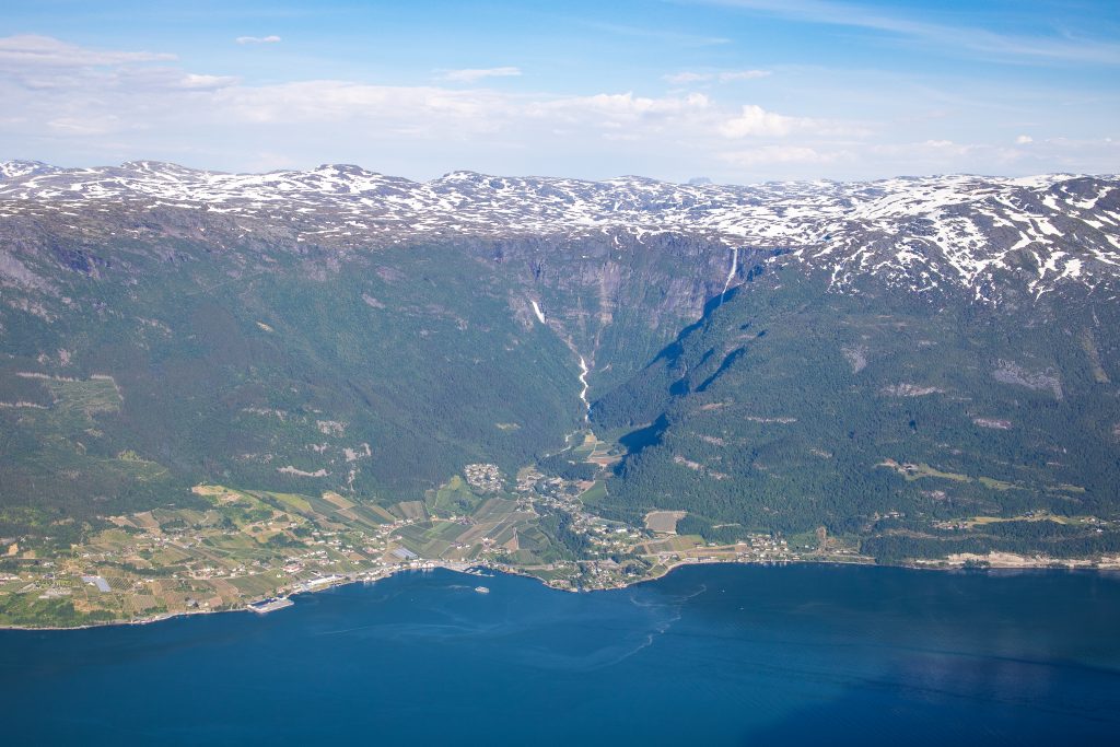 Lofthus i Sørfjorden. Fra Hardangervidda platået renner noen spektakulære fossefall; Bjørnabykset og Skrikjo.
