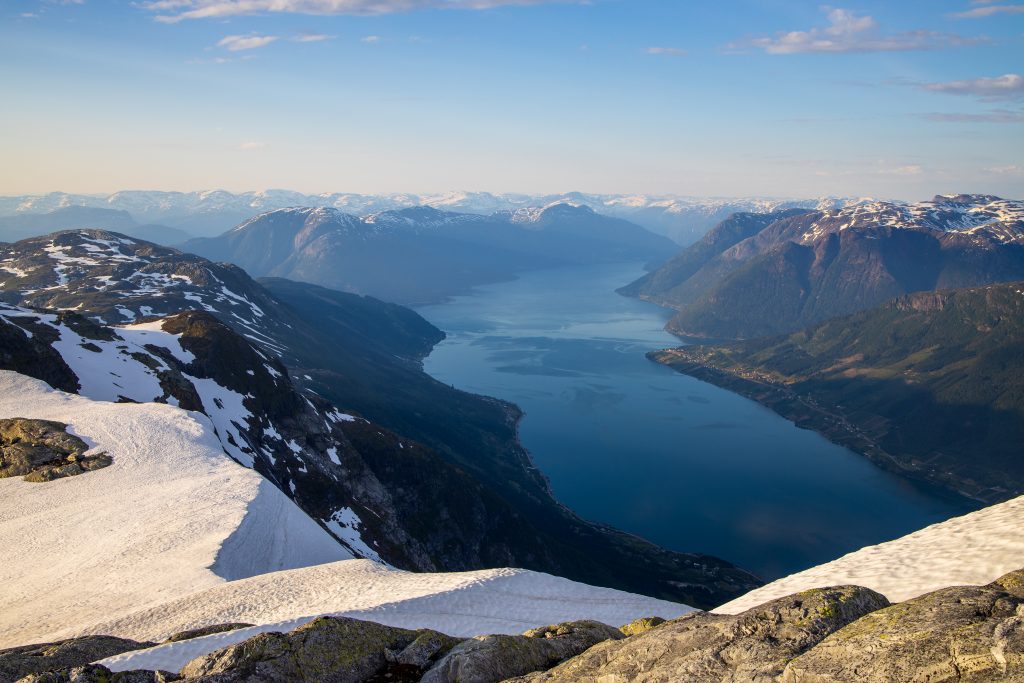 Fra Vardaskarvane er det flott utsikt ut Sørfjorden og mot Kinsarvik.