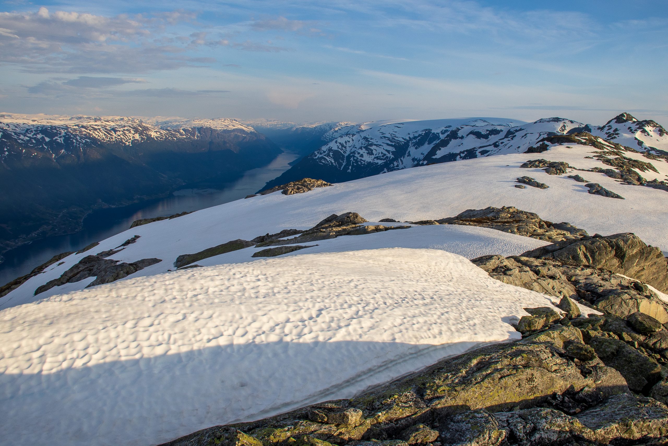 Fra Vardaskarvane ser vi inn i Sørfjorden mot Odda og mot Folgefonna.