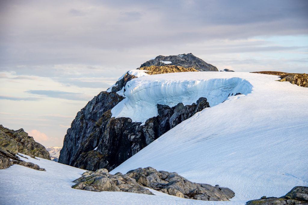 Vardanuten (1.506 moh) har flott utsikt over Sørfjorden og mot Folgefonna.