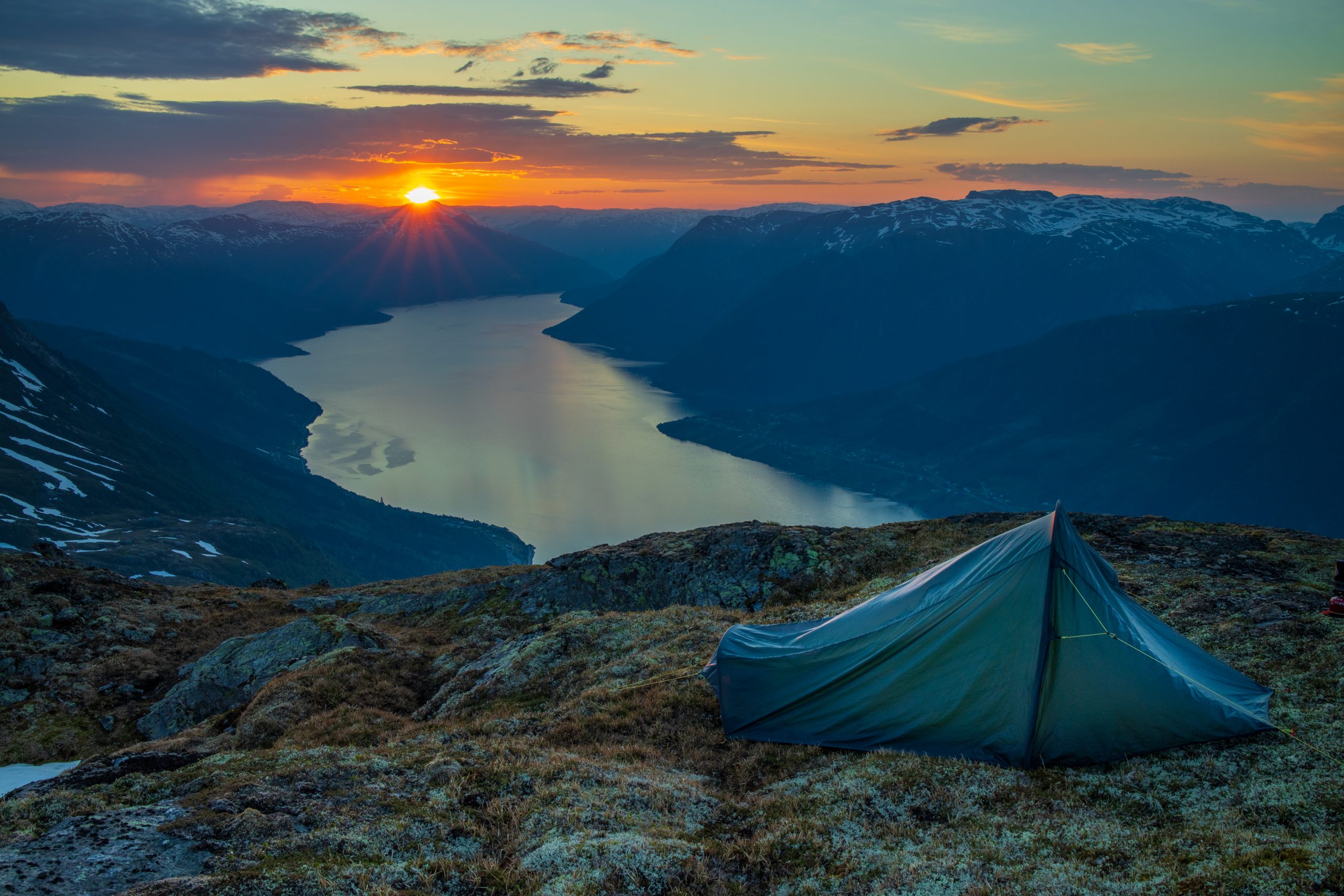 Soloppgang fra Rundenuten med utsikt over ytre del av Sørfjorden inn mot Eidfjord.