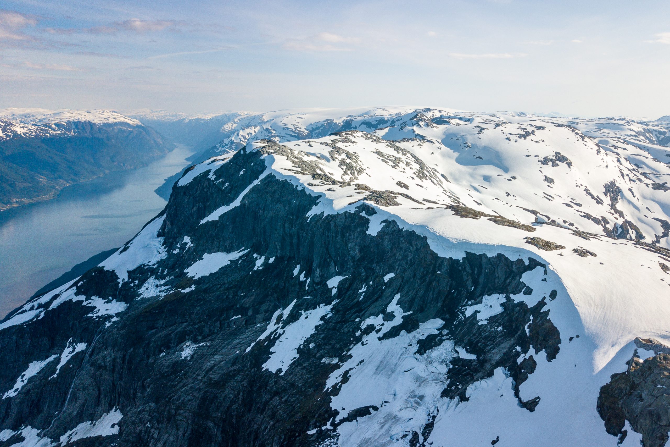 Vardaskarvane høyt over Sørfjorden. Utsikt mot Folgefonna.