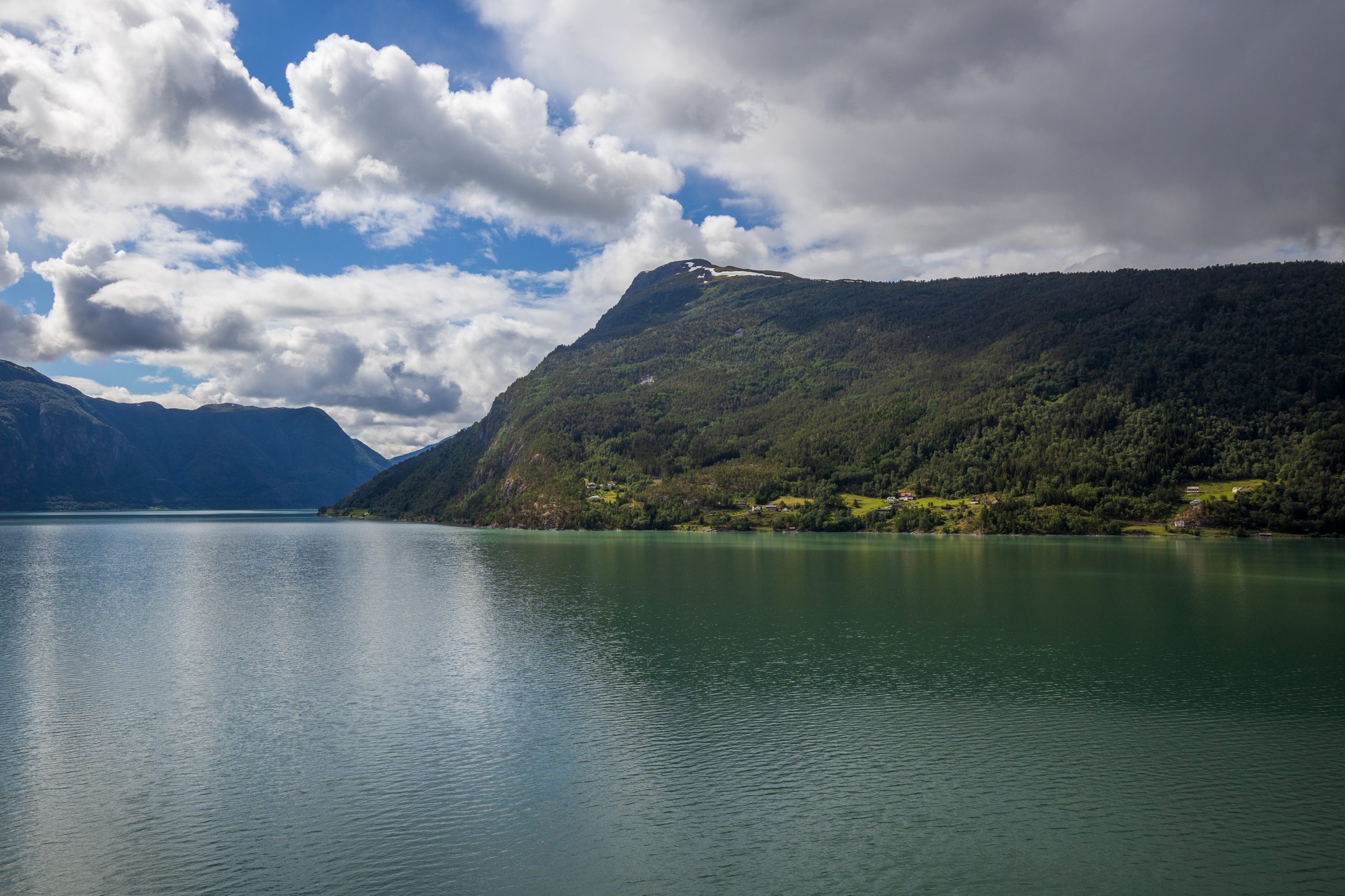 Molden (1.118 moh) er en populær fjelltopp ved Lustrafjorden.