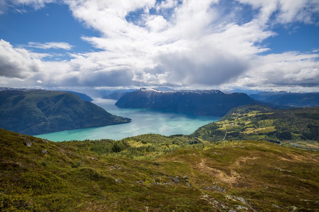 Utsikt fra Molden mot Urnes og ut i ytre Lustrafjorden.