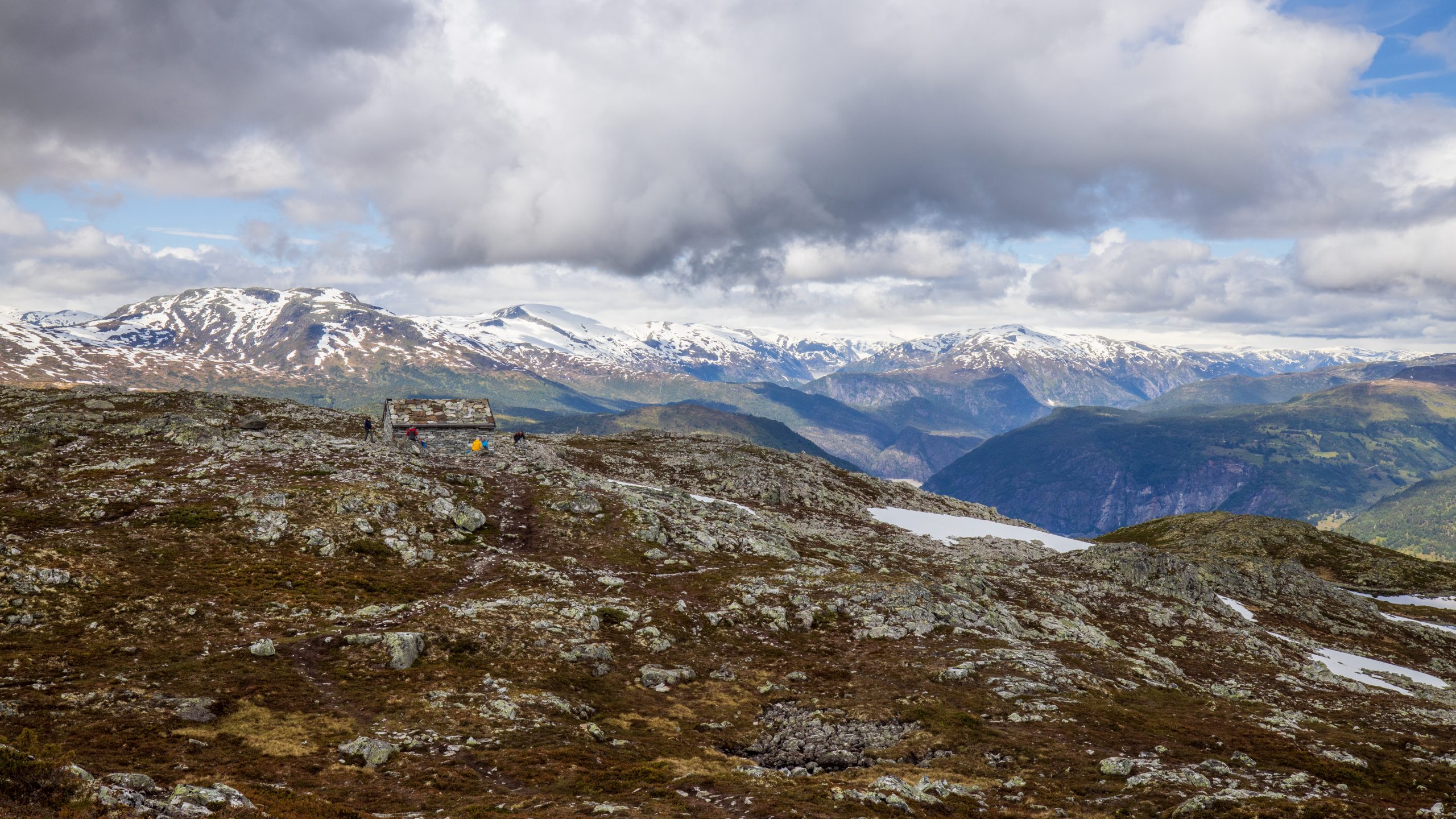 Molden har også utsikt inn mot fjellene og breene rundt Jostedalen.