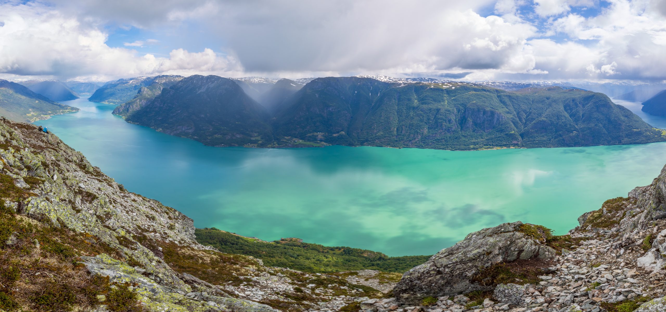 Fra toppen av Molden har du panoramautsikt over hele Lustrafjorden.