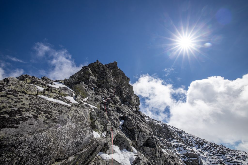 Første taulengde opp vestryggen til Skardstinden.