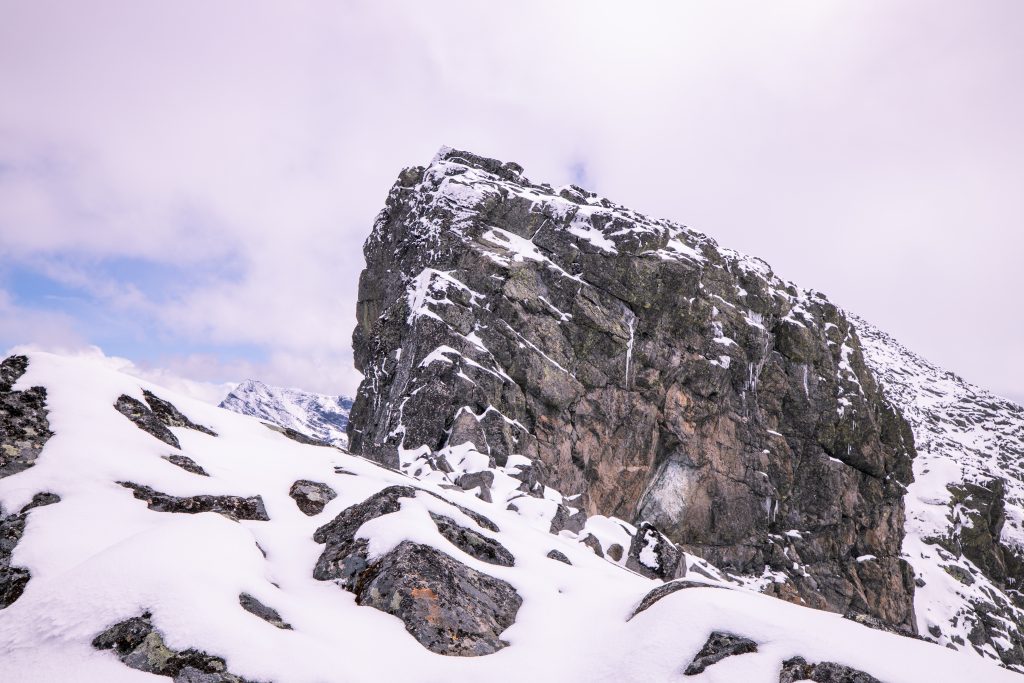 Den siste av tre hammere som klatres opp vestryggen til Skardstinden.