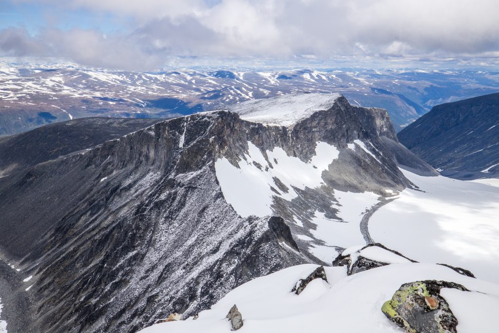Bakerste Storgrovhøe og Nørdre Heimre Illåbreatinden sett fra Skardstinden.
