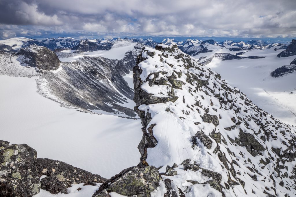 Et luftig parti med overheng langs ryggen til Skardstinden.