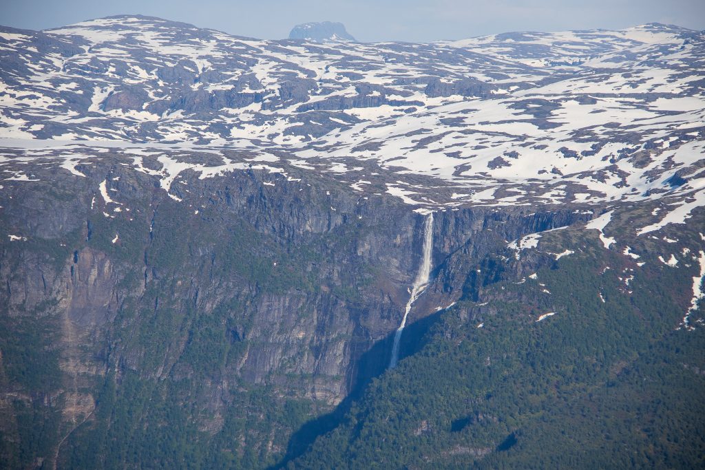 Fossefallet Skrikjo med Hardangervidda og Hårteigen bak.