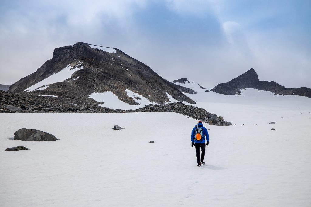 På vei inn mot østre delen av Stygghøbreen. Nørdre Styggehøbreatinden, Søre- og Store Veotinden.