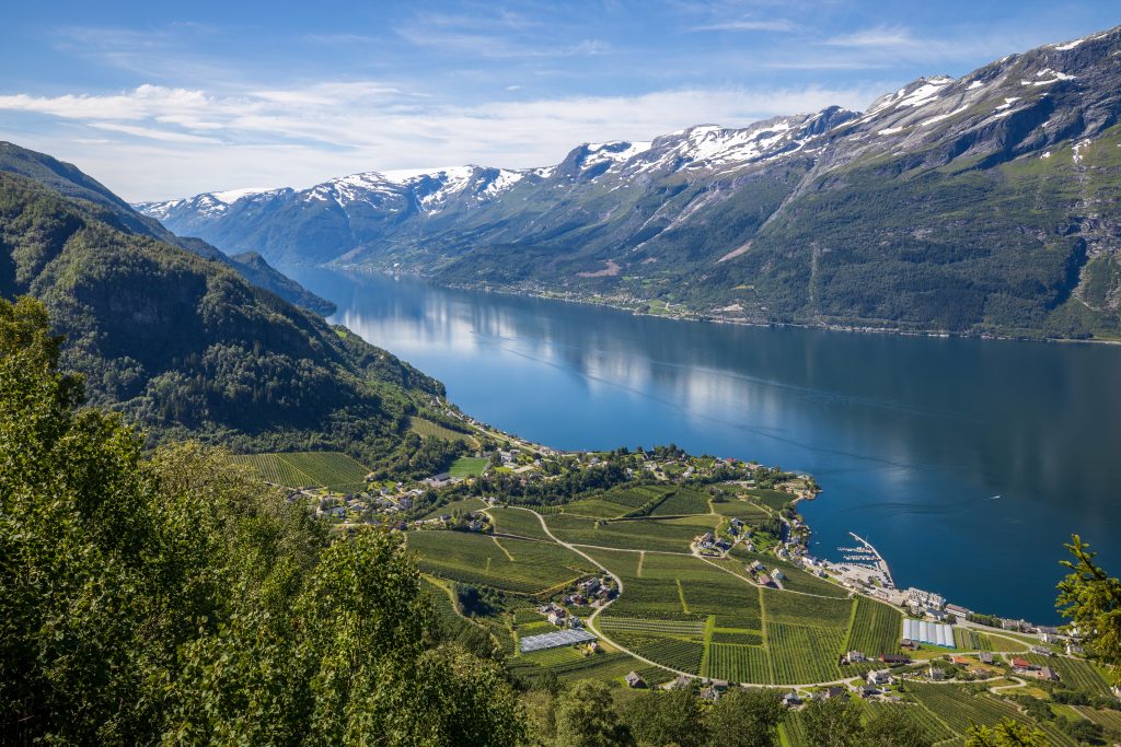 Hovden er en fin avstikker på turen med fint utsiktspunkt over Lofthus.