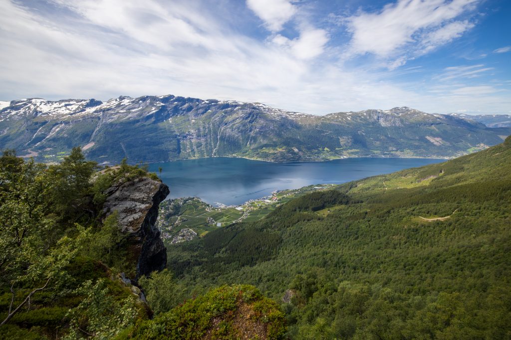 Nosi er et luftig utsiktspunkt med panoramautsikt til Sørfjorden og Lofthus.