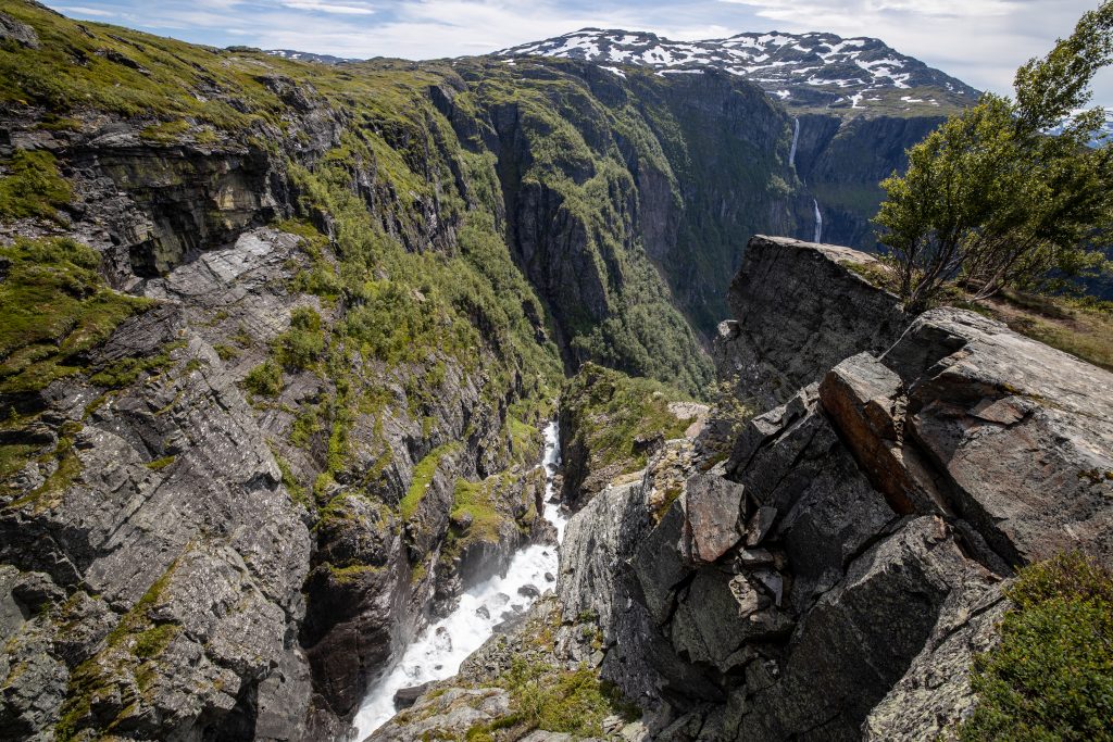 Rjukandefossen har gravd seg godt ned i fjellet.