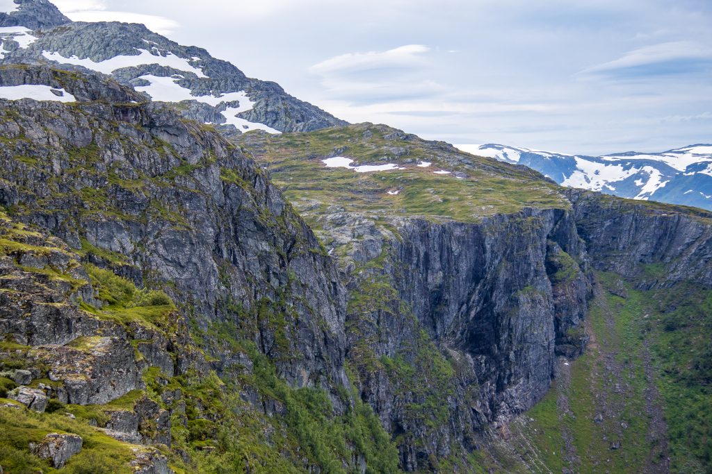 Stien går langs med luftige stup og har menge fine utsiktspunkt.